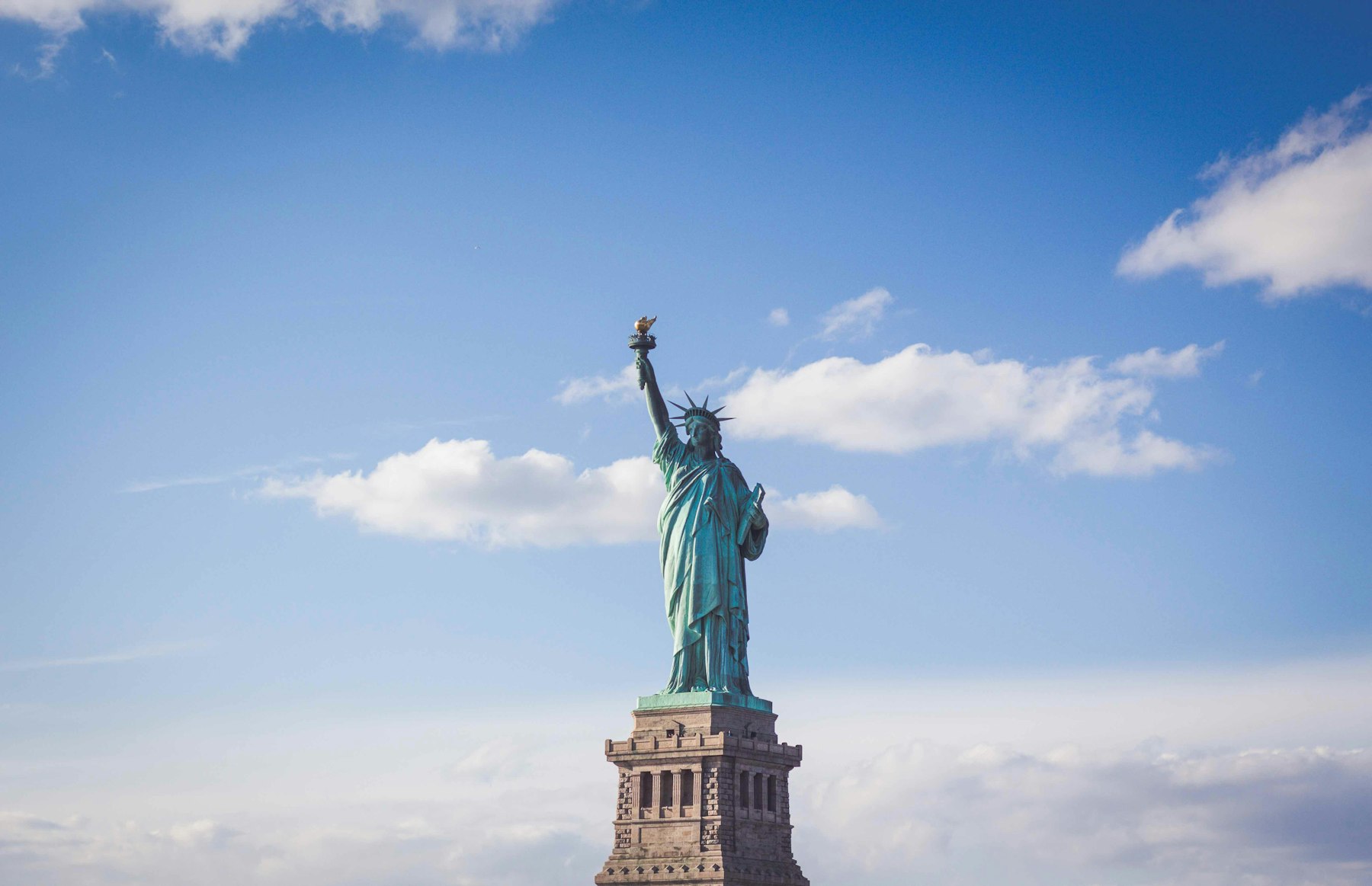 La Estatua de la Libertad elevando su antorcha hacia el cielo